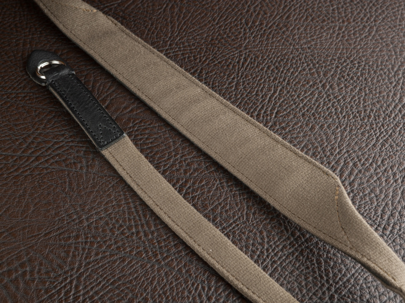 ショルダーパッドにはクッションを封入している。重い機材でも軽快に持ち歩ける