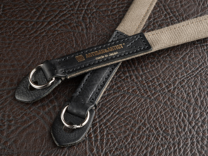 カメラへの取り付けは二重リング式だ。レザータブが付き、ボディを傷つけない設計になっている