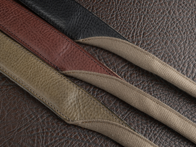 ショルダー部のレザーは、ブラック、ブラウン、カーキを3色展開だ