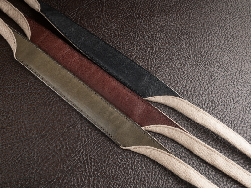 綿テープはカーキとベージュの2色展開。レザーと綿テープの組み合わせは全6通りとなる