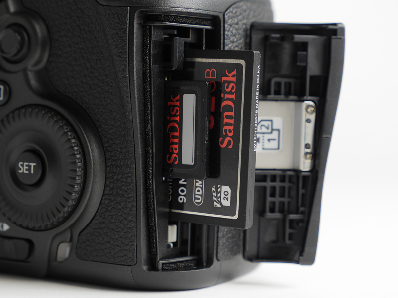 CFとSDカードのデュアルスロットを採用