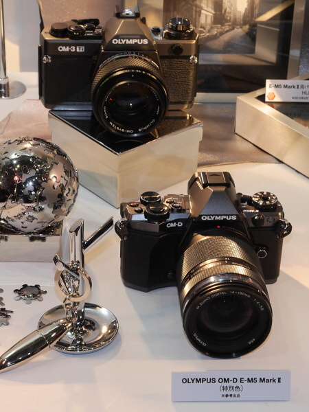 オリンパスは、特別色の「OM-D E-M5 Mark II」をサプライズ発表（参考展示）。銀塩カメラOM-3 Tiと同じ色という