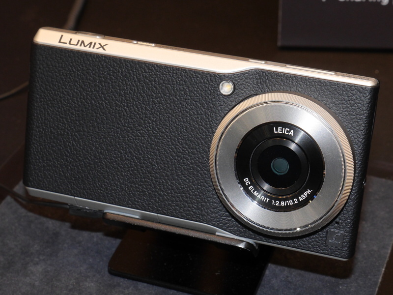 パナソニックは、Android OSの薄型デジタルカメラ「LUMIX DMC-CM1」を展示