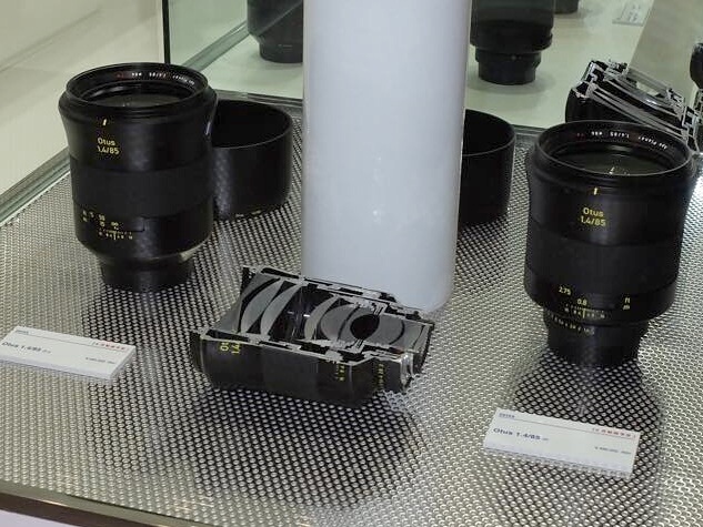 コシナは、カールツァイスのフルサイズ一眼レフカメラ用レンズ「Otus 1.4/85」（左）と、フォクトレンダーのVMマウントレンズ「SUPER WIDE-HELIAR 15mm F4.5 Aspherical III」を展示