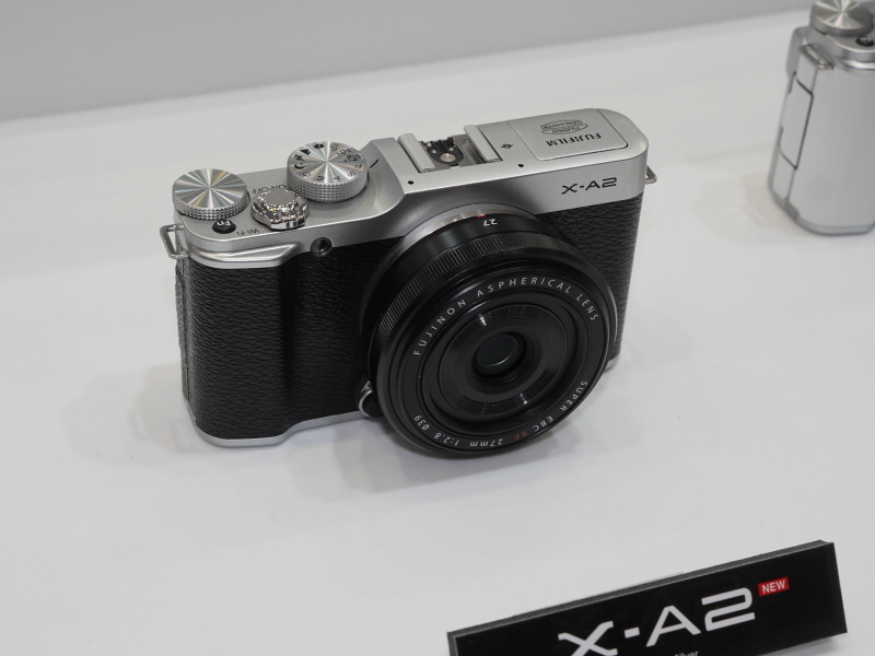 富士フイルムは、ミラーレスカメラ「X-A2」を展示