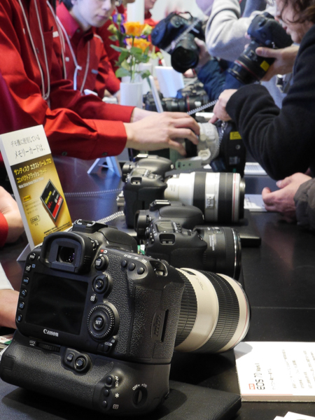 デジタル一眼レフのハンズオンコーナーは大人気