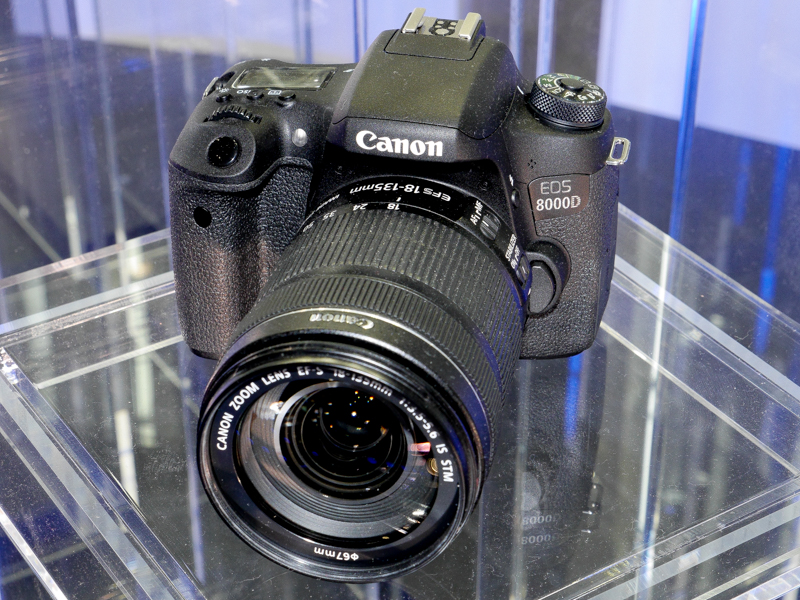 こちらもデジタル一眼レフカメラの新モデルEOS 8000D（左）とEOS Kiss X8i（右）