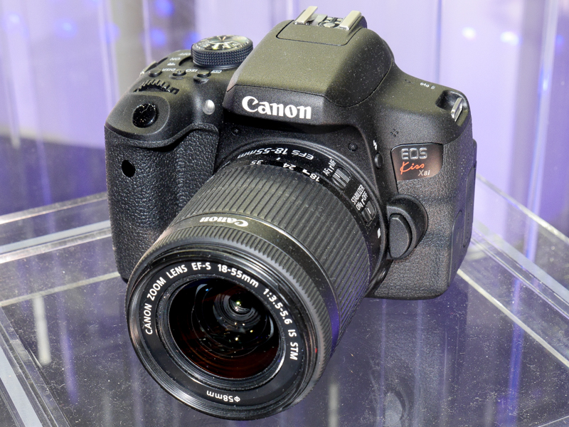 こちらもデジタル一眼レフカメラの新モデルEOS 8000D（左）とEOS Kiss X8i（右）