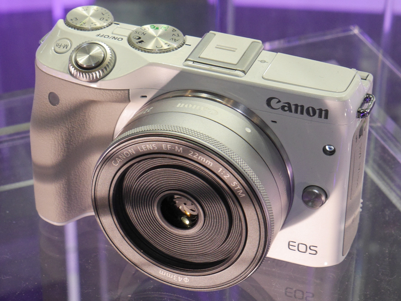 ミラーレスの最新モデルEOS M3も手に取ることができる