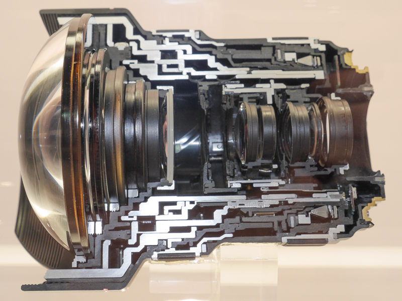 EF11-24mm F4 L USMのカットモデル（左）と使用レンズ（右）