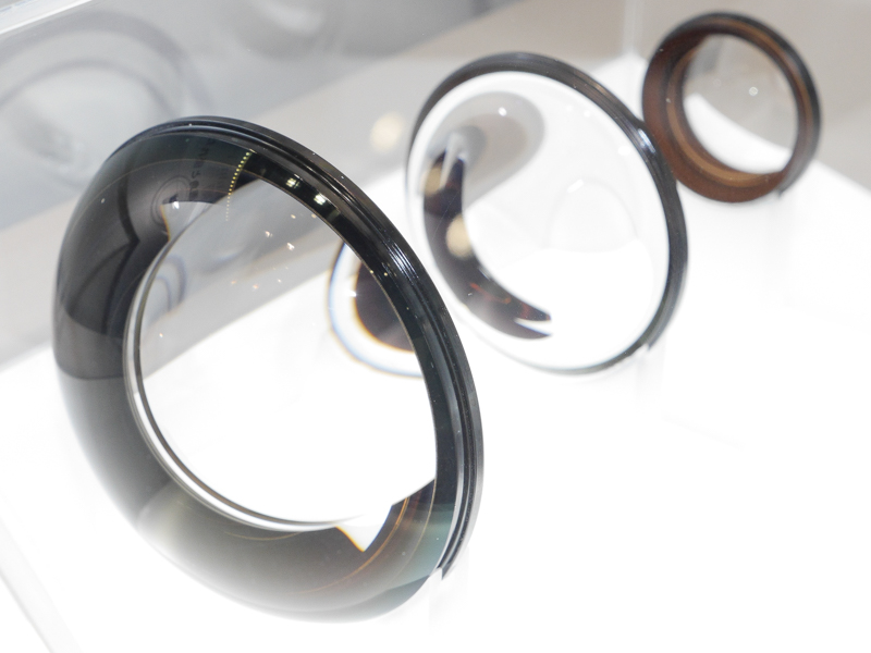 EF11-24mm F4 L USMのカットモデル（左）と使用レンズ（右）