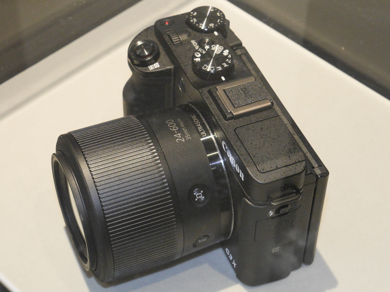 ホットシューを備える