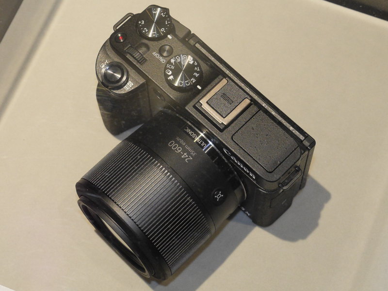 液晶モニターはチルト式のように見える