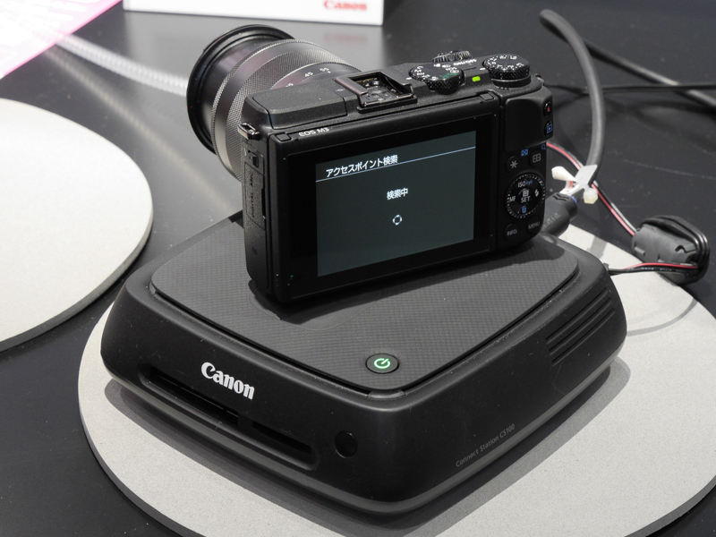 Connect Station CS100は対応カメラを載せるだけで写真を内蔵HDDに取り込め、テレビで鑑賞できる