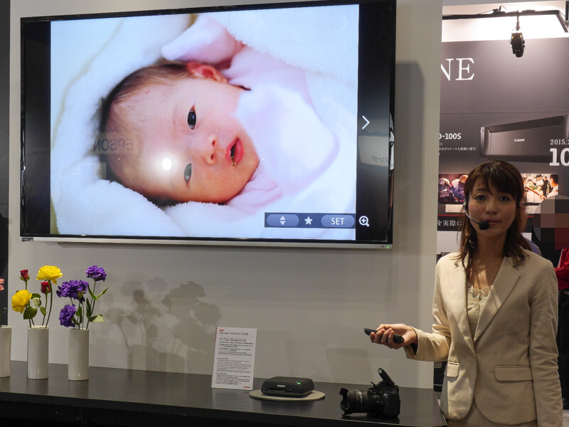 Connect Station CS100は対応カメラを載せるだけで写真を内蔵HDDに取り込め、テレビで鑑賞できる