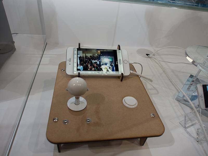 スパイダーカメラのようにレール上のOLYMPUS AIRを操作し、撮影できるというデモも