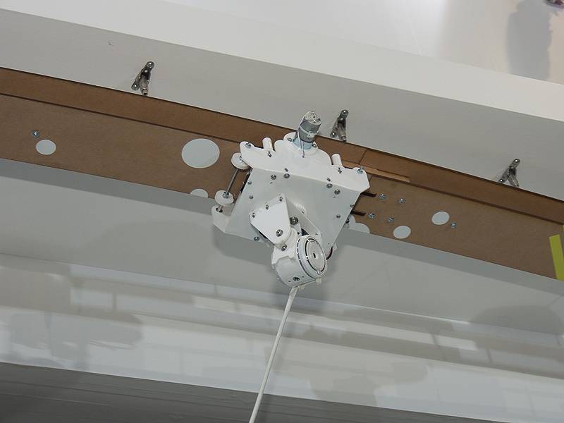 スパイダーカメラのようにレール上のOLYMPUS AIRを操作し、撮影できるというデモも