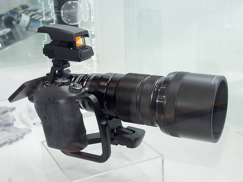 OLYMPUS AIRにM.ZUIKO DIGITAL ED 40-150mm F2.8 PROに外付けドットサイト照準器「EE-1」、モードダイヤルやシャッターボタンなどを備えたグリップを装着