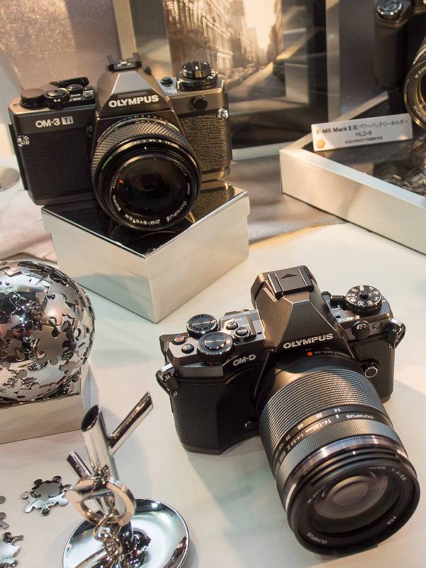 E-M5 Mark IIのチタンモデル。後方のOM-3Tiと同じカラーリングにした