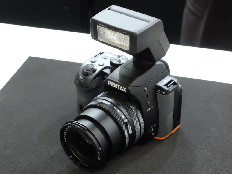 新しく発表された防塵防滴の小型ストロボを装着