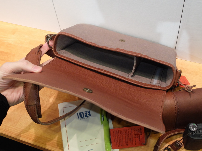 GR用のレザーアイテム。発売に向け、来場者の反応を見たいとのことだった