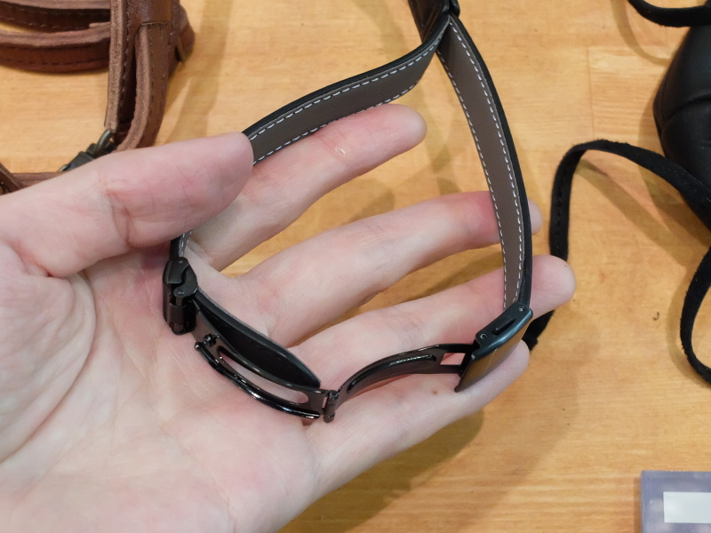 ハンドストラップ部分には腕時計のバックルを利用