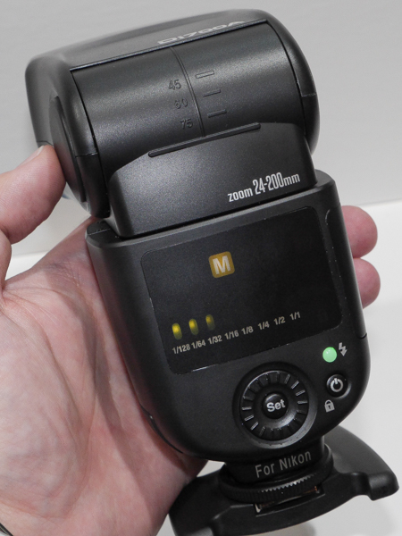 Di700A。もちろん単体でクリップオンストロボとしても使える