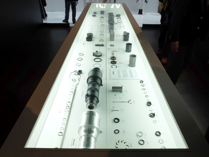 ブース内には、製品に用いられるパーツの展示も