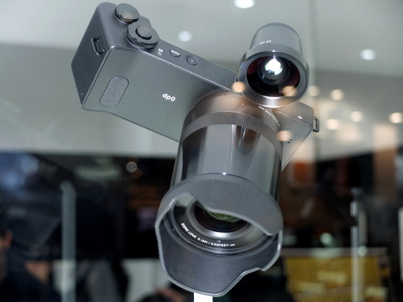 dp0 Quattroはガラスケース内の展示のみ