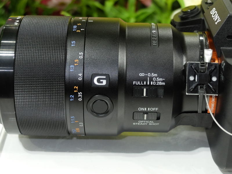 フォーカスリングは前後スライド式。手前に引くとMFに移行し、レンズ本体の距離指標に対応