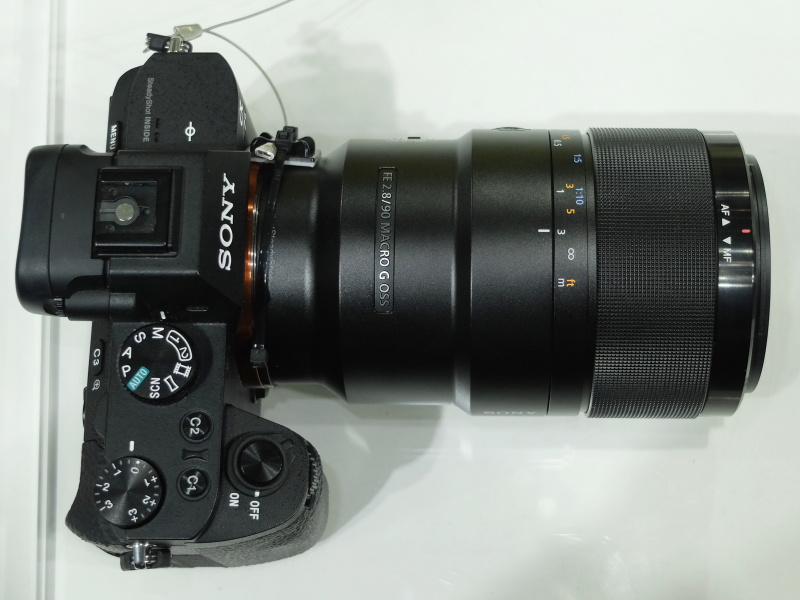 フォーカスリングは前後スライド式。手前に引くとMFに移行し、レンズ本体の距離指標に対応