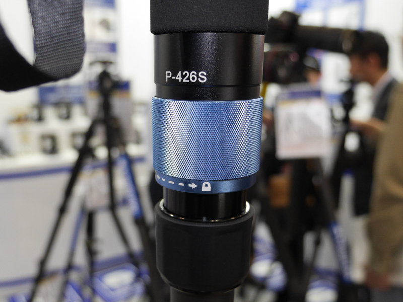 上部の水色の部分でロックを解除すると、一番上のパイプのみ回転できる。動画撮影向けの機能