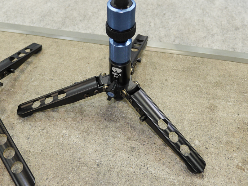 脚の付け根はボール雲台のようになっている。すぐ上のロックを締めると垂直状態に固定できる