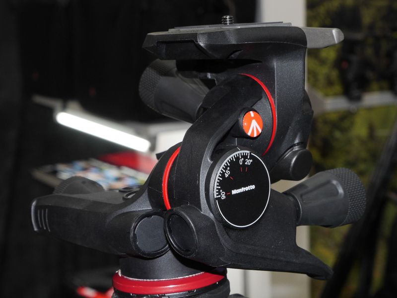 MHXPRO-3WG。ダイヤルと下の支柱を摘まむとフリーに動かせる