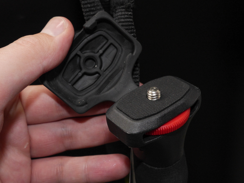 1本の上部には三脚ネジを備え、一脚になる