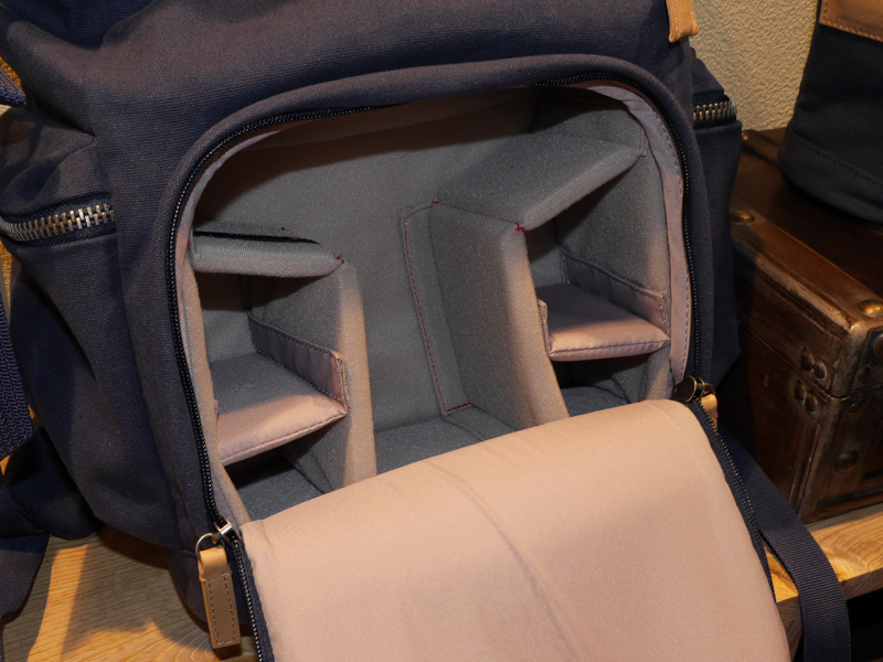 側面から機材にアクセス可能