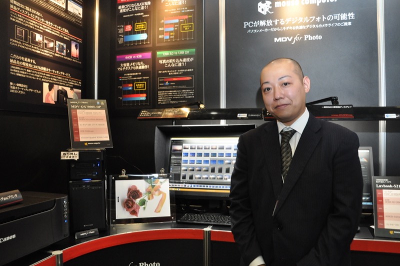 ハードウエア構成などを担当するマウスコンピューターの森裕貴氏と最上位モデルの「MDV-QX700S-DP」。