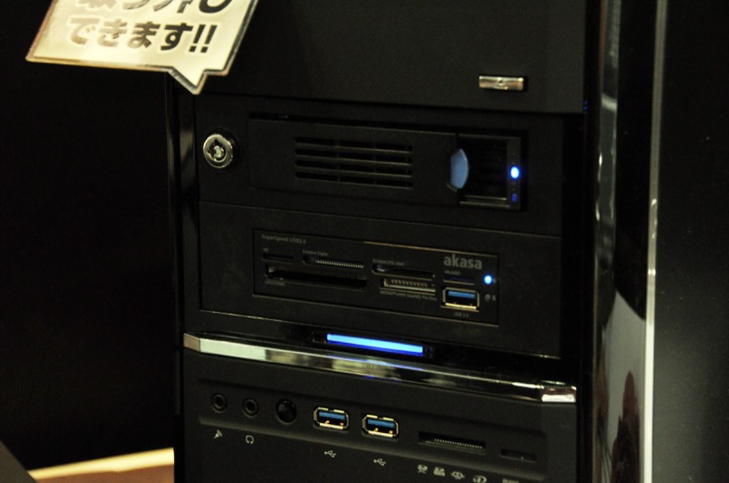 PC本体のフロントベイにはUSB3.0接続のカードリーダーなどを配置。メモリから素早くデータを転送できる。