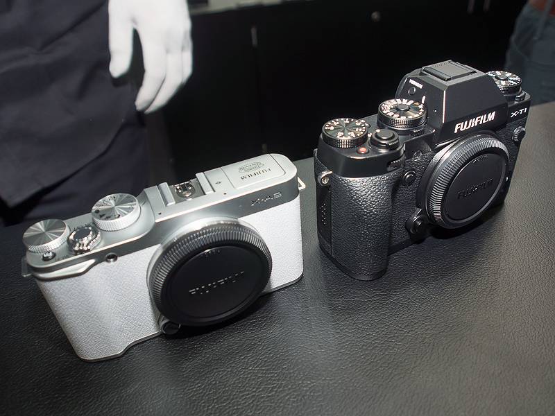 X-A2（左）とX-T1