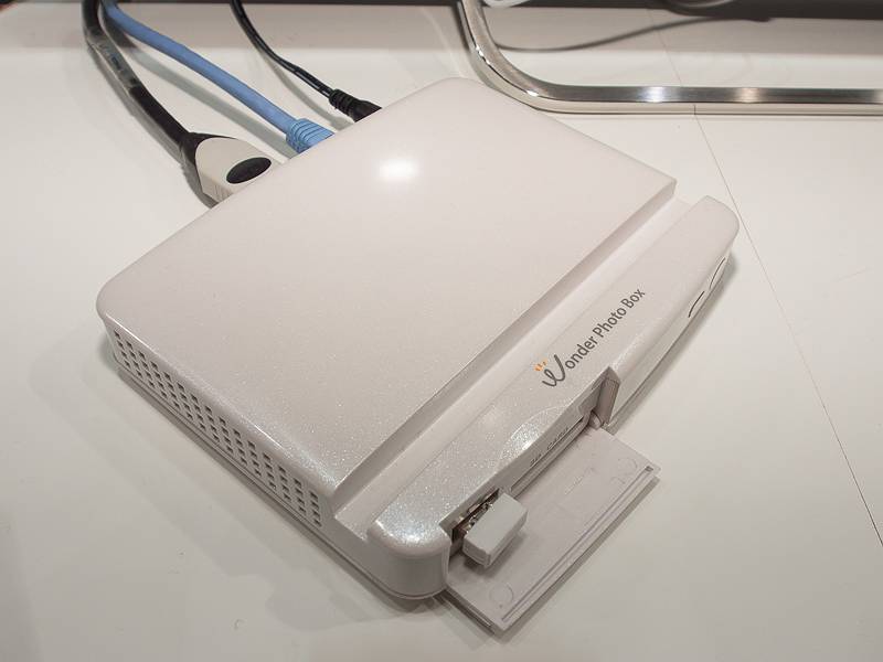 Wonder Photo Box。前面USB端子にはBluetoothドングルが装着されており、ワイヤレスマウスも利用できる