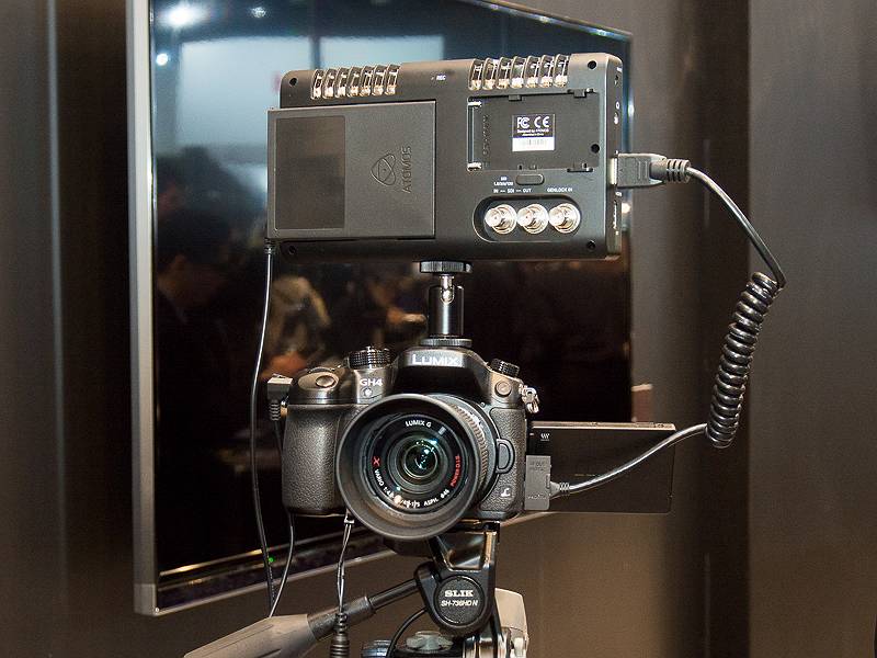 4K動画をアピールするため、ドローンを使った空撮システムや動画撮影システムも展示していた