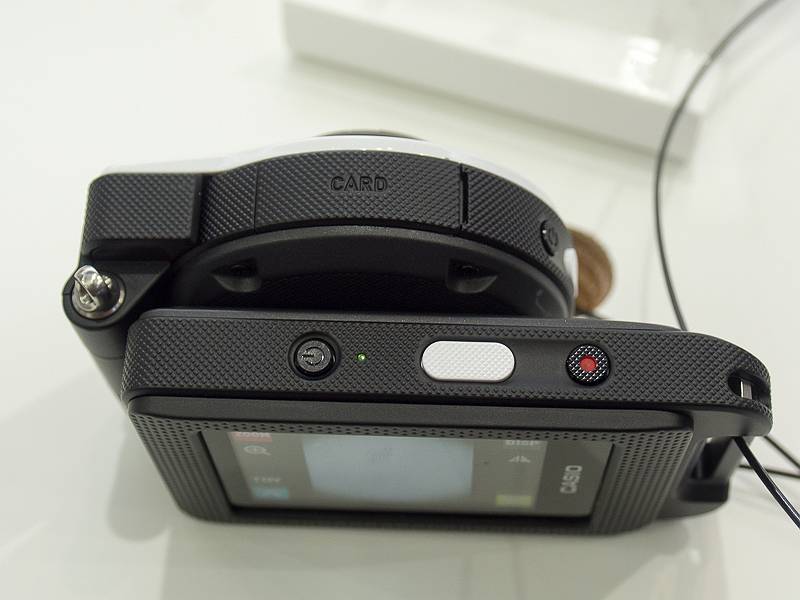 折りたためば通常のカメラライクに使える