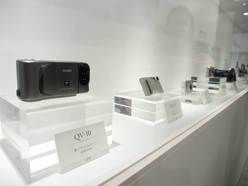 ブースには歴代のEXILIMを展示するコーナーもあり、国立科学博物館から重要科学技術史資料として登録されたQV-10も展示