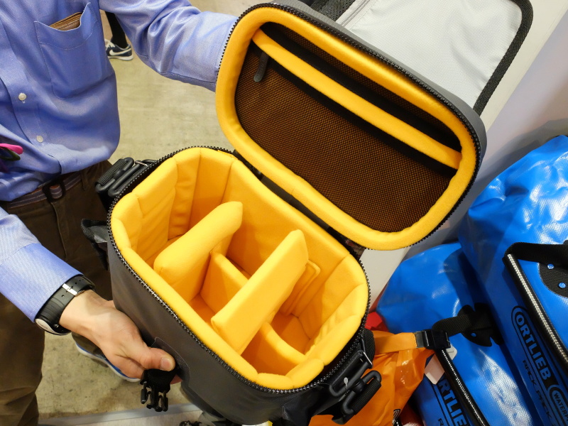 写真は「デジショットM」（税別3万円）の内部。撮影時はジッパーを開けておけば、バックル1つで開閉できる