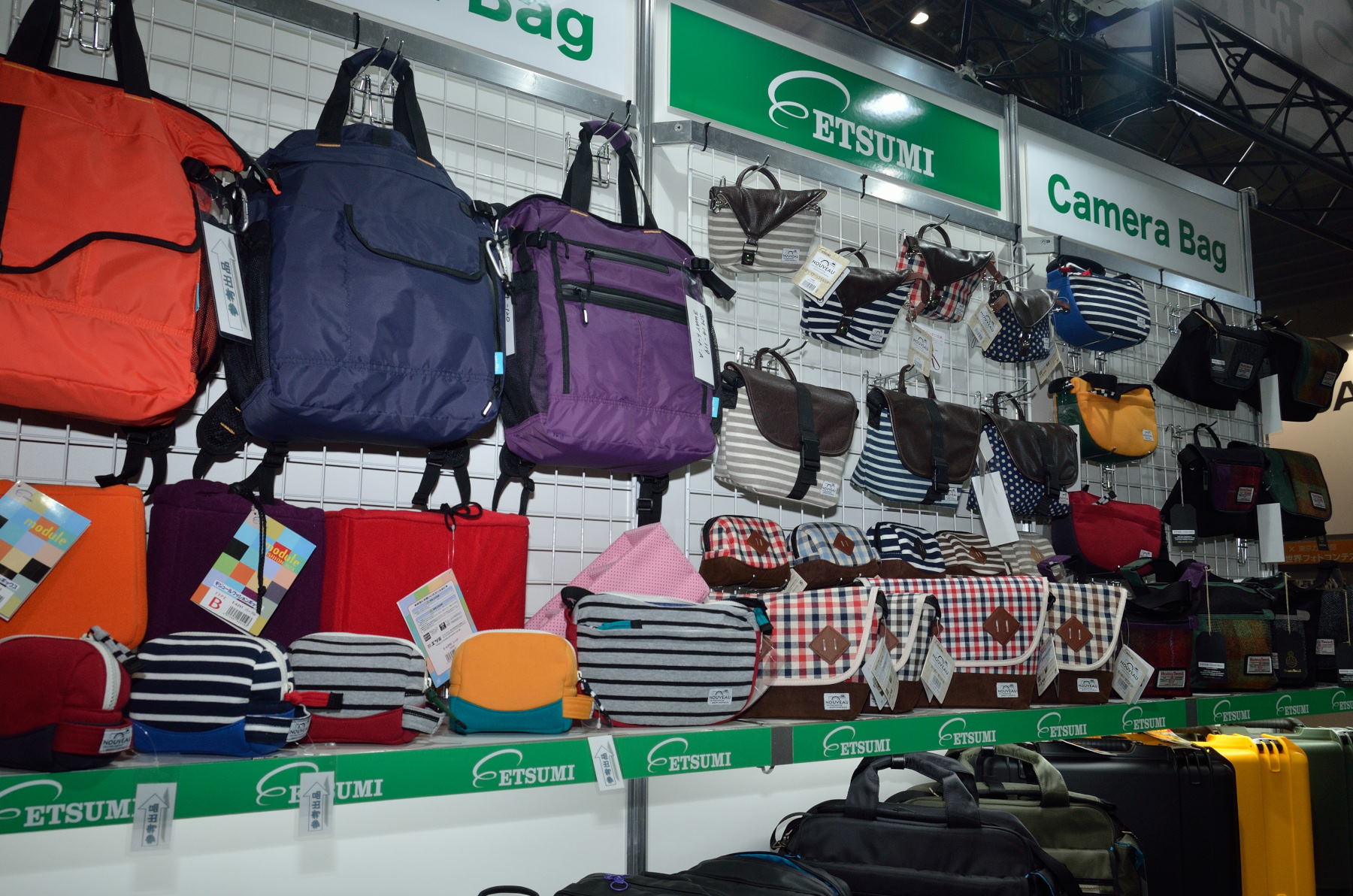 チェック柄やボーダー柄がかわいらしいNOUVEAUシリーズとその周囲の参考出品されたカメラバッグ各種