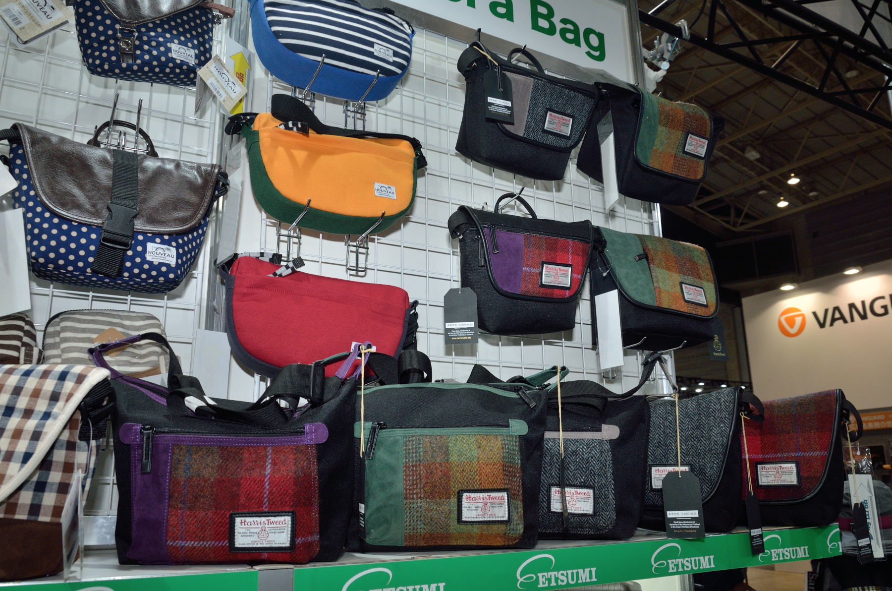 HARRIS TWEEDコラボモデルも参考出品されている