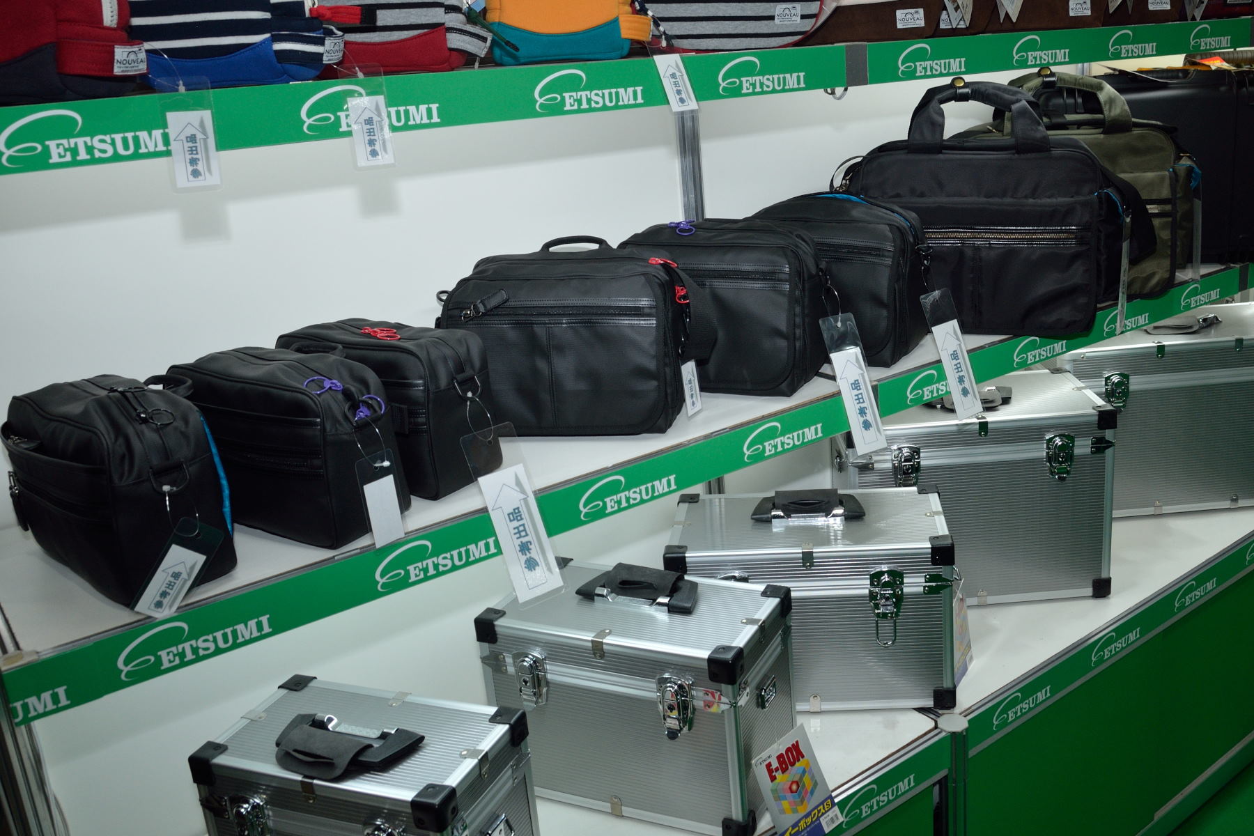 ブラックのシンプルなバッグも参考出品