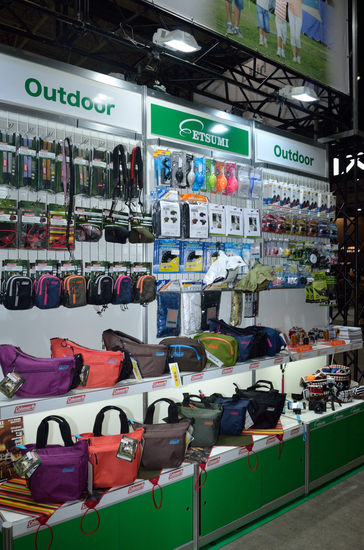 コールマンブランドのカメラバッグも展示されている