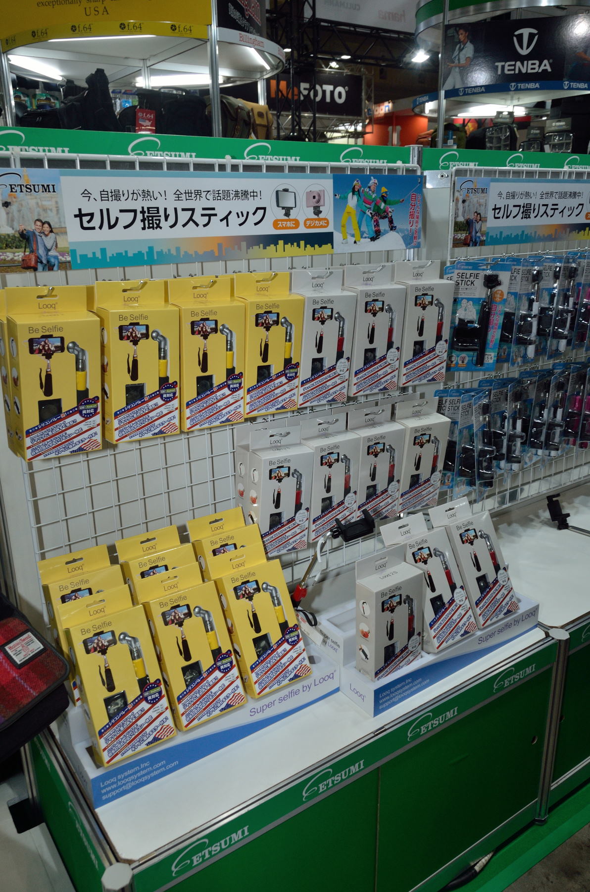 自分撮りスティックも大きく展示されている