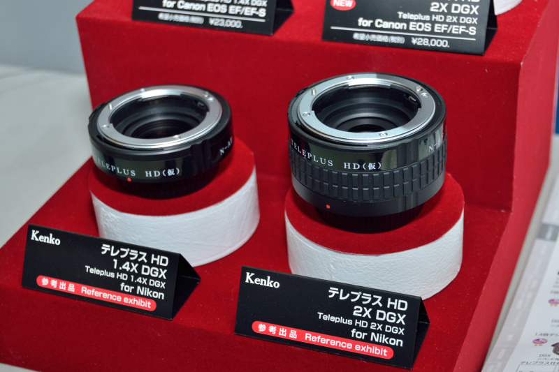 ニコン用が参考展示されている「テレプラスHD 1.4X DGX」「同HD 2X DGX」